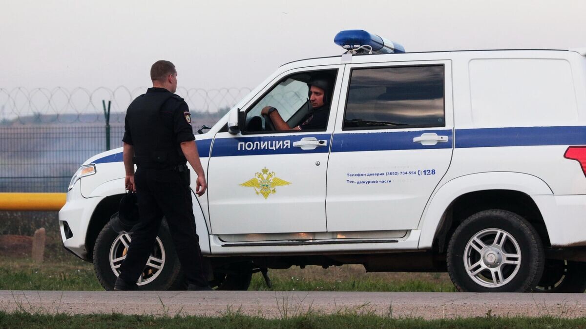    Сотрудники полиции в окрестностях крымского поселка Новофедоровка после случившихся там взрывов© РИА Новости / Макс Ветров