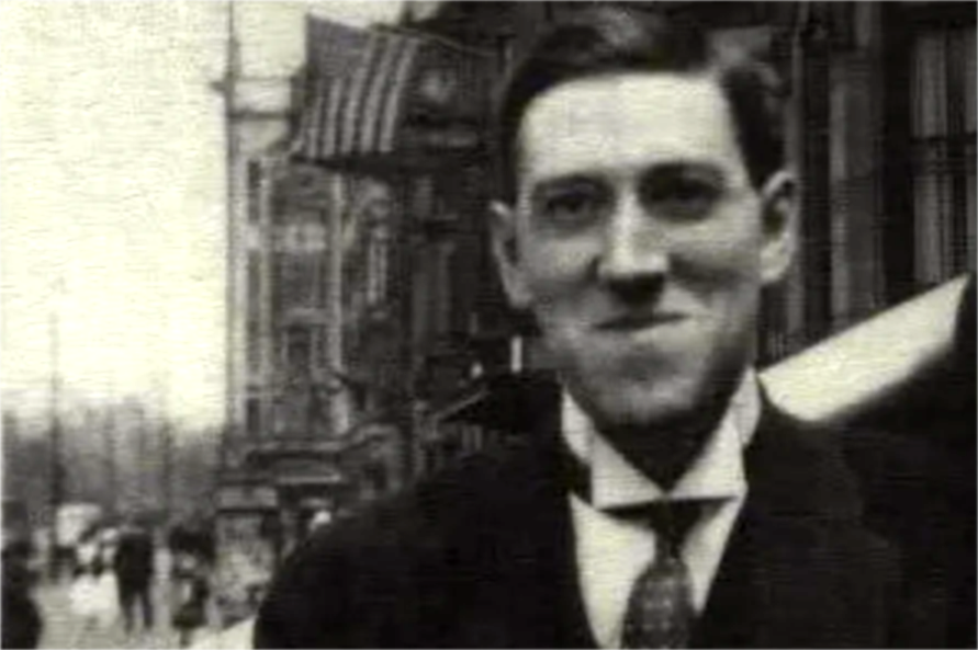 Одно из немногих фото, где Говард улыбается