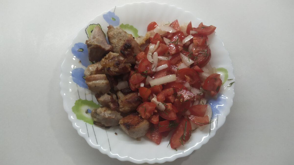 Свинина и салат из помидоров и лука