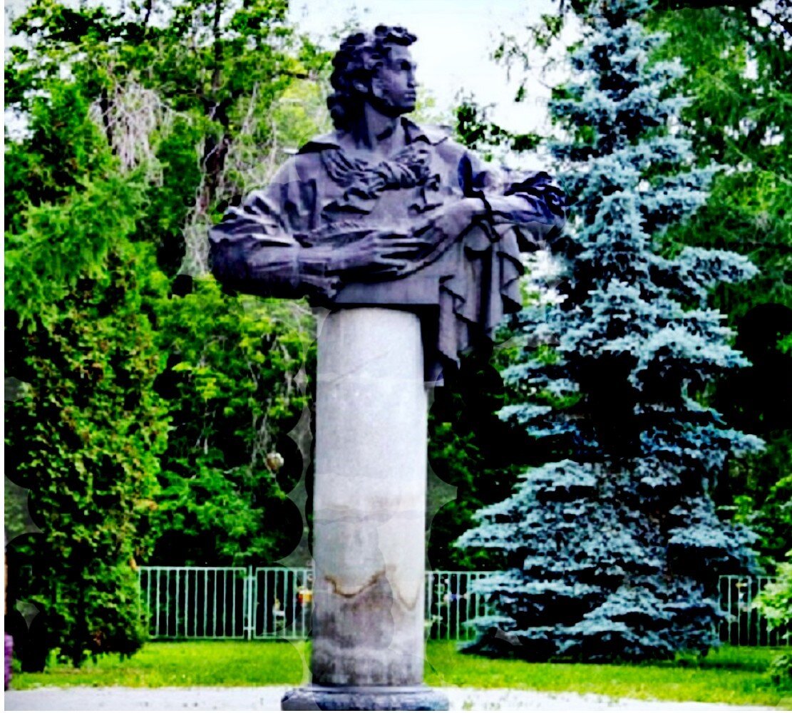 Бронзовый памятник А. С. Пушкину работы скульптора Л.Н. Головницкого. (Фото автора)