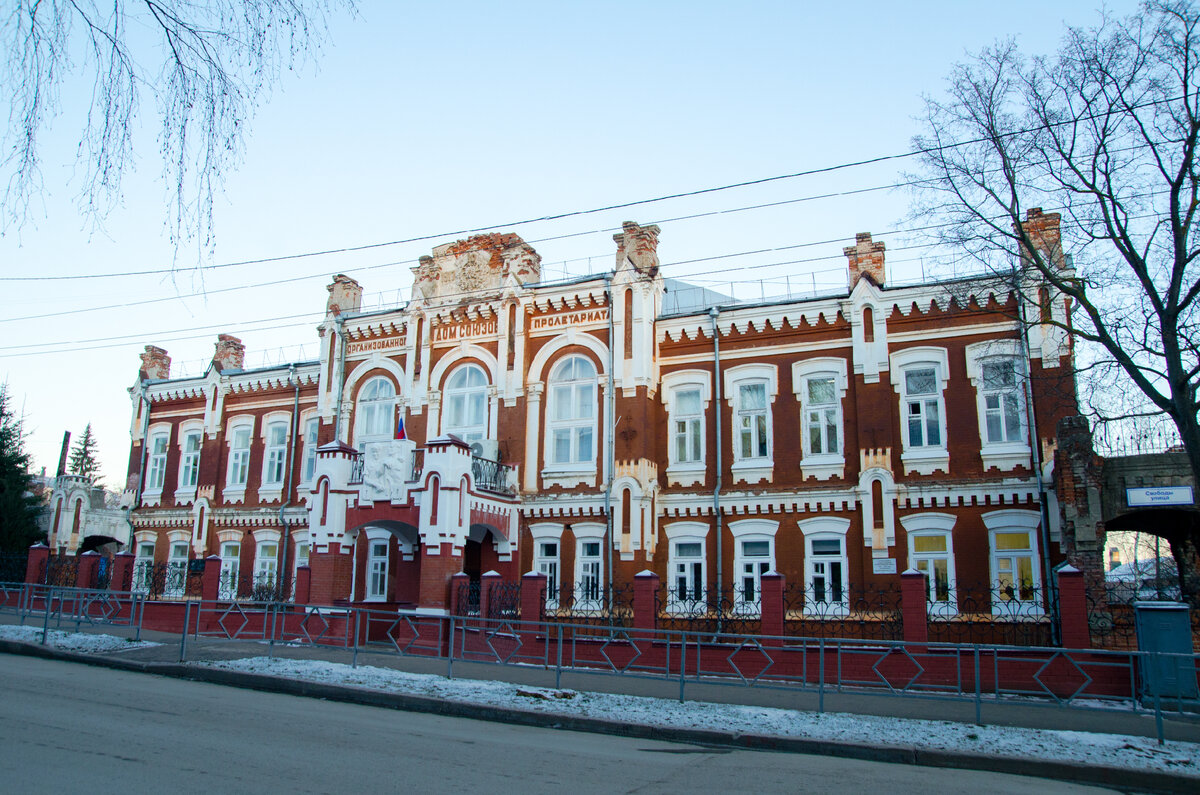 Здания кирова фото Красивое здание Гуманитарной гимназии в Кирове Забытый уголок России Дзен