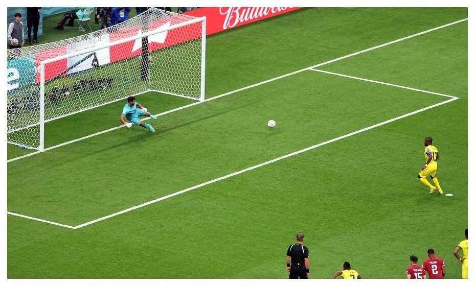    Эннер Валенсия забил первый гол ЧМ-2022. Фото: Reuters