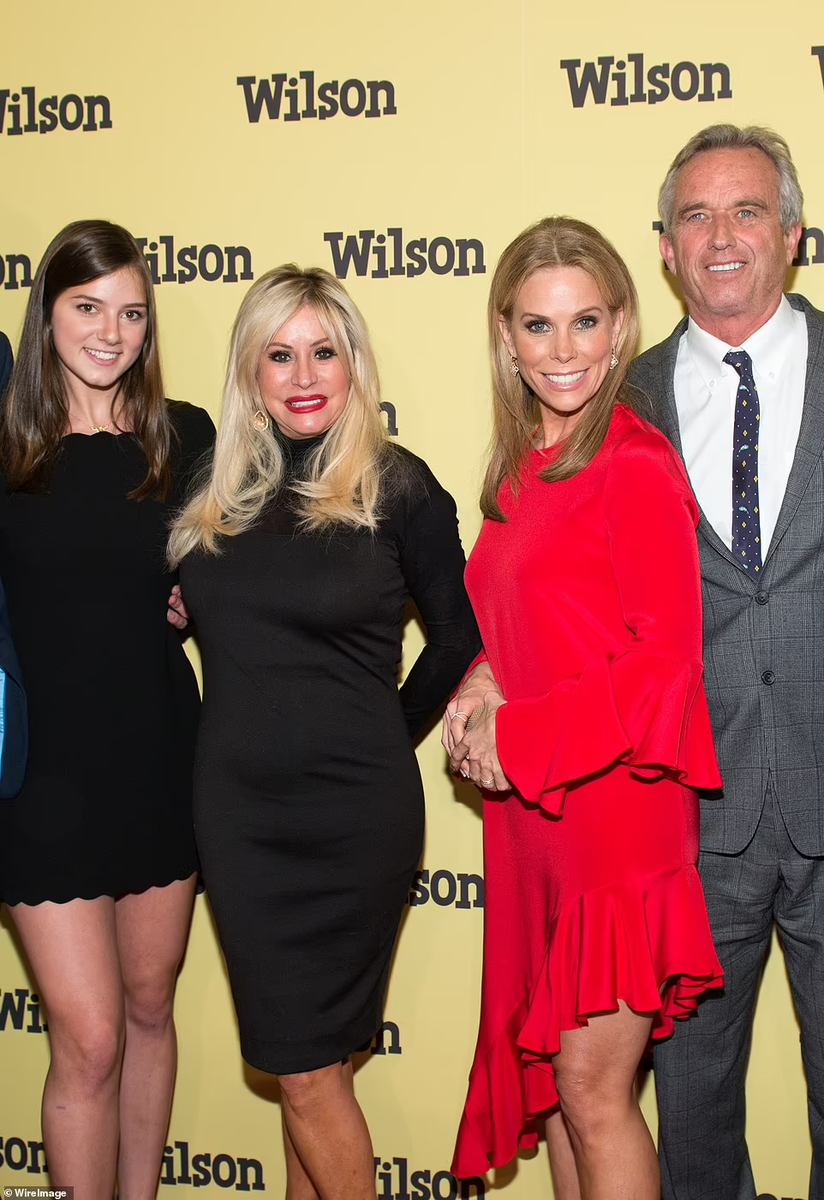 РФК-младший с женой Шерил Хайнс, слева, и его сестрой Керри, которая отвечает за мероприятие