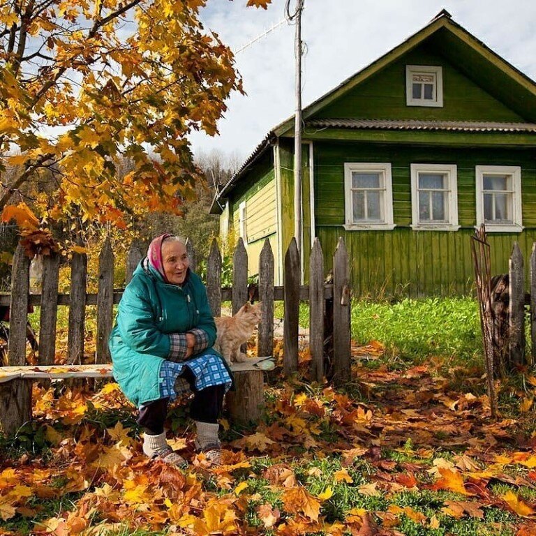Бабушка у дома. 