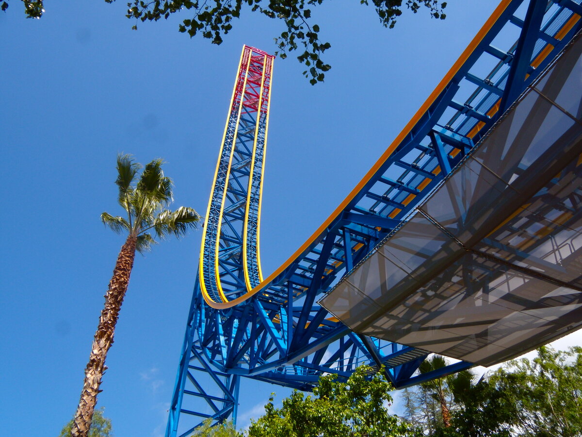 Американские страшные горки парк аттракционов. Superman: Escape from Krypton, Six Flags Magic Mountain. Самые страшные американские горки в мире. Самые экстремальные американские горки в мире.