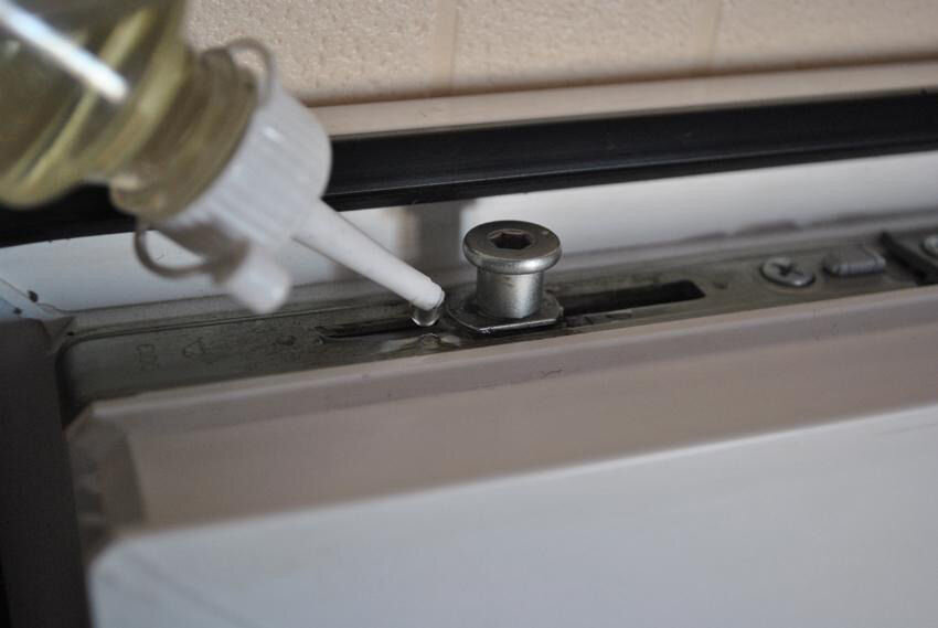 
  Как смазывать фурнитуру окна
 
