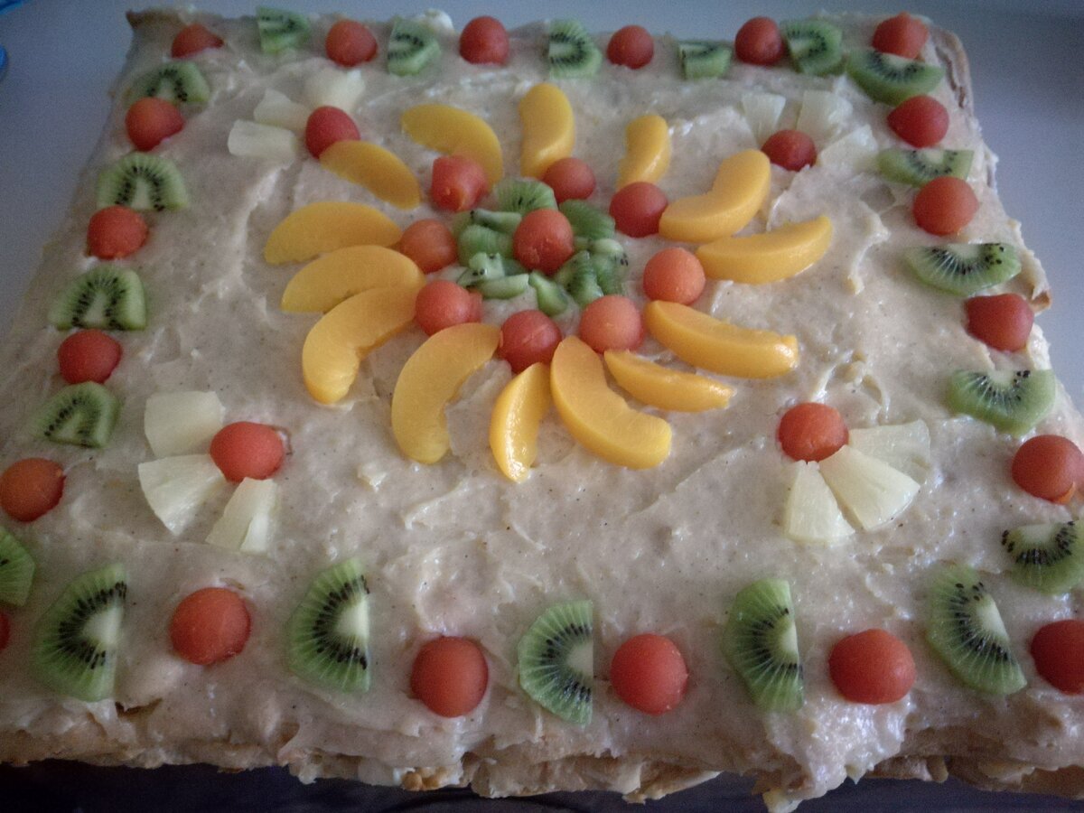 Этот торт покорил всю нашу компанию, особенно мужскую ее часть. Готовится он довольно просто, не требует специальных кондитерских навыков, а на вкус просто восхитительный.