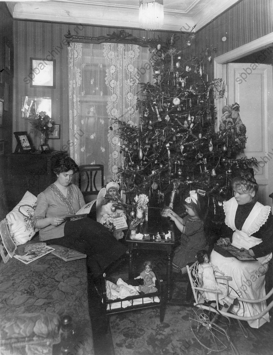 Ребенок с мамой и няней около елки / 1912 год