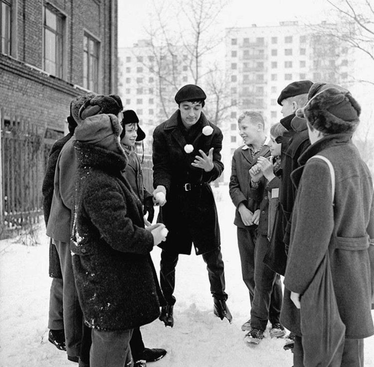 Леонид Енгибаров почти всю жизнь прожил в Марьиной Роще, районе Москвы к северу от Садового кольца. Фотография сделана как раз на одной из улиц этого района в 1965 году