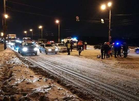  В Нижнем Новгороде проводятся срочные внеплановые ремонтные работы на Мызинском мосту. Повреждено дорожное покрытие.