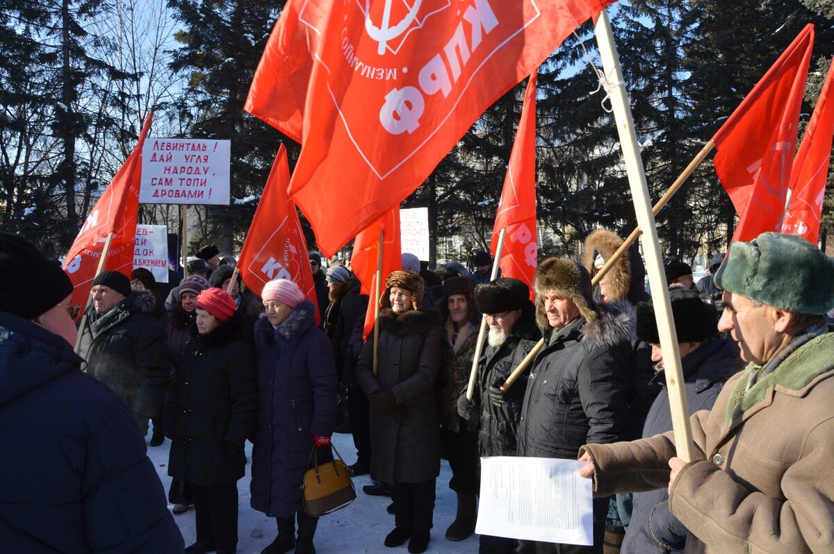 Фото из интернета. Биробиджан. Один из последних митингов. Люди протестуют против ухудшения теплоснабжения.