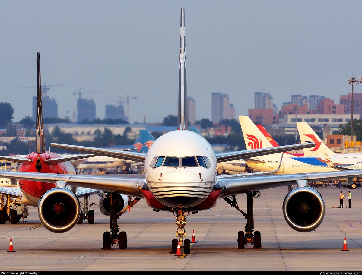 SF Airlines (ShungFeng Airlines) оперирует парком из 41 грузового самолёта Boeing, преимущественно модели 757-200F (на фото), а также 737-300F/-400F и широкофюзеляжных 767-300ERF, что делает её одной из крупнейших транспортных авиакомпаний в мире