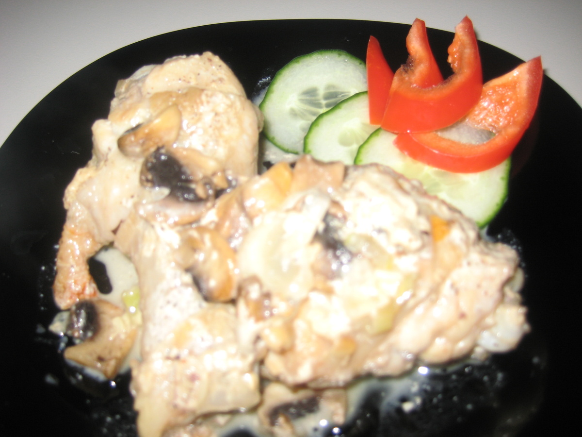 Поскольку на этой неделе каждый мужчина думает, что же приготовить на 8 марата для своей дамы, то мои советы помогут им решить этот вопрос. Я научу вас, как приготовить кролика в смететане. 