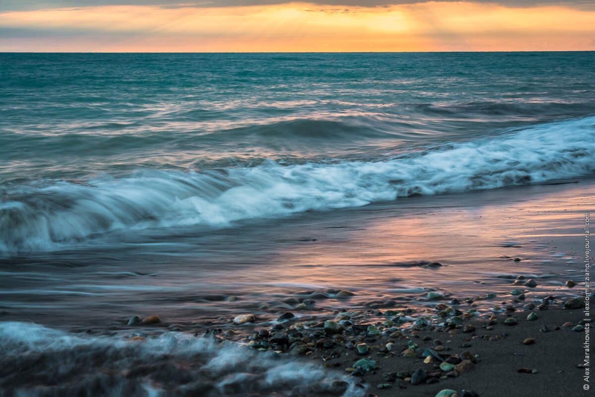 Море отзывы. Море с черным песком. Фон моря черного русского. Море лечит Black Sea. Сочи темный песок.