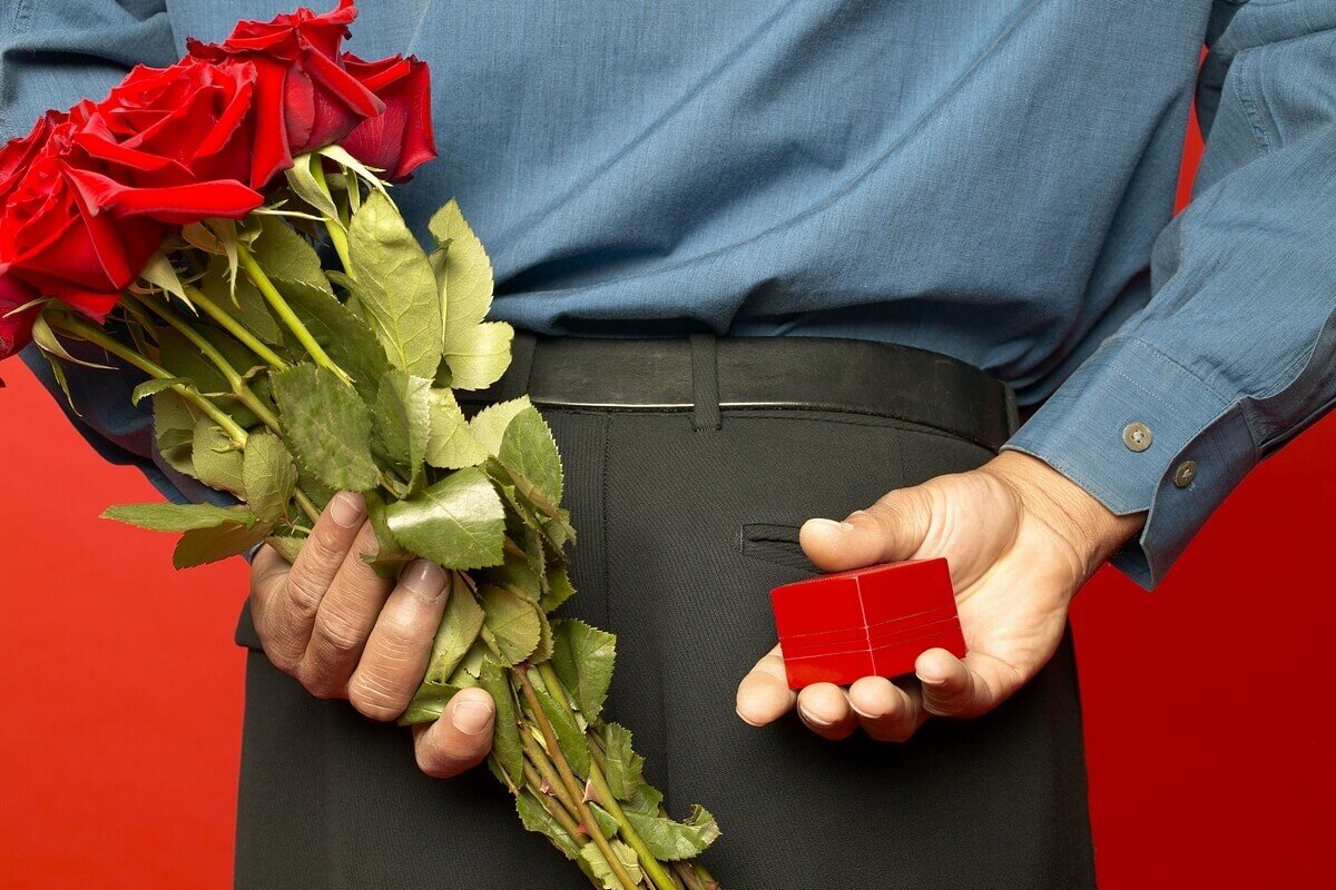 Подарить подаренное мужем имущество. Букет цветов для мужчины. Цветы в мужских руках. Цветы в руках мужчины. Мужчина с цветами и подарками.