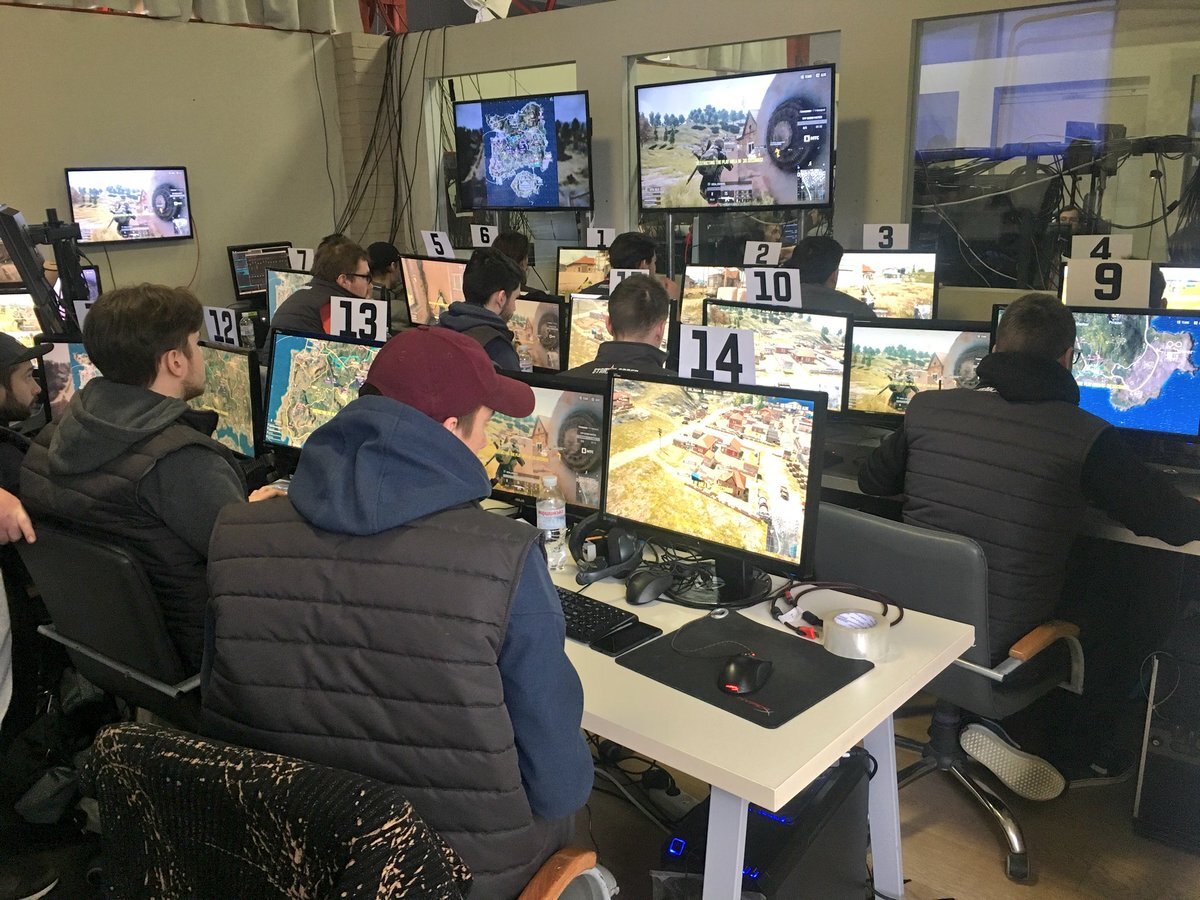 Обсервер студии StarLadder Александар «vandersar» Милошевич рассказал «Мама, я геймер» о закулисье турнира, своей роли на нем и работе обсервера на ивентах такого масштаба. 
- Только что завершился StarSeries i-League по PUBG. Как тебе турнир? 
- С нашей стороны вроде бы все было хорошо и всем все понравилось. Самый большой плюс турниров по PUBG (да и для зрителей тоже) – есть четкие временные рамки. Ты знаешь, во сколько ты начнешь и во сколько ты максимум закончишь. Вообще, это первый турнир по данной дисциплине от StarLadder да и для меня лично. Его сложно с чем-то сравнивать. 

- Чем непосредственно ты занимался на турнире? 
- Обсервингом. У нас было около десяти человек, которые занимались показом игры для русскоязычной и англоязычной аудитории. Мы показывали игру, выбирали лучшие моменты, решали, куда в данный момент сейчас лучше переместиться. Определенные люди были закреплены за определенными действиями. Моя роль была в том, чтобы отслеживать игроков, которые делают больше всего экшена. Которые в теории сейчас могут кого-то убить или, наоборот, стать убитыми. Следил за парнями, которые отстреливали выходящих из воды, как это было на последних картах. Если я не в кадре – ловил просто забавные моменты. Например, как когда кто-то из Luminosity Gaming разбился на мотоцикле. 

- Ты обсервишь не только PUBG, но и Dota 2. Какую дисциплину обозревать сложнее? 
- PUBG – самая сложная игра для обсервинга. Действий намного больше, чем в Dota. Даже простых перемещений намного больше. PUBG даже, наверное, сложнее Overwatch.
