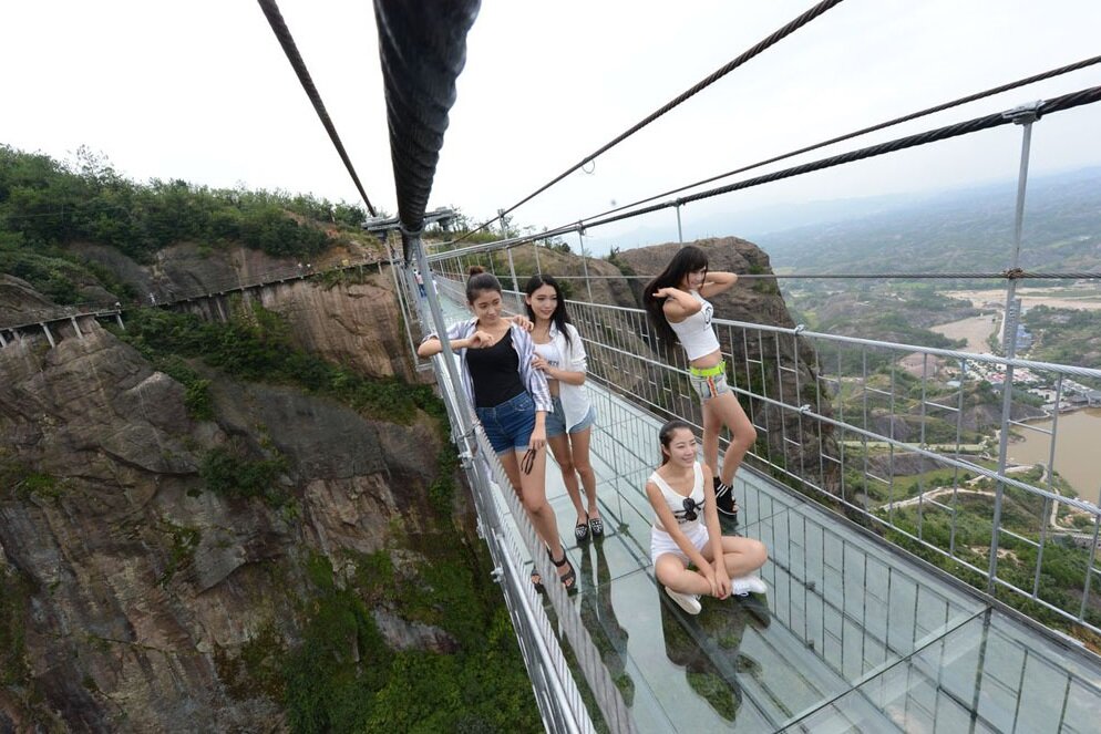 Прогулка по мосту из стекла