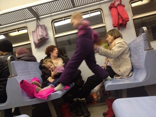 Чем бы дитя не тешилось... И такое бывает. Фото из открытых источников