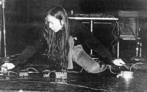 Процесс создания нойза шумовиком Masonna