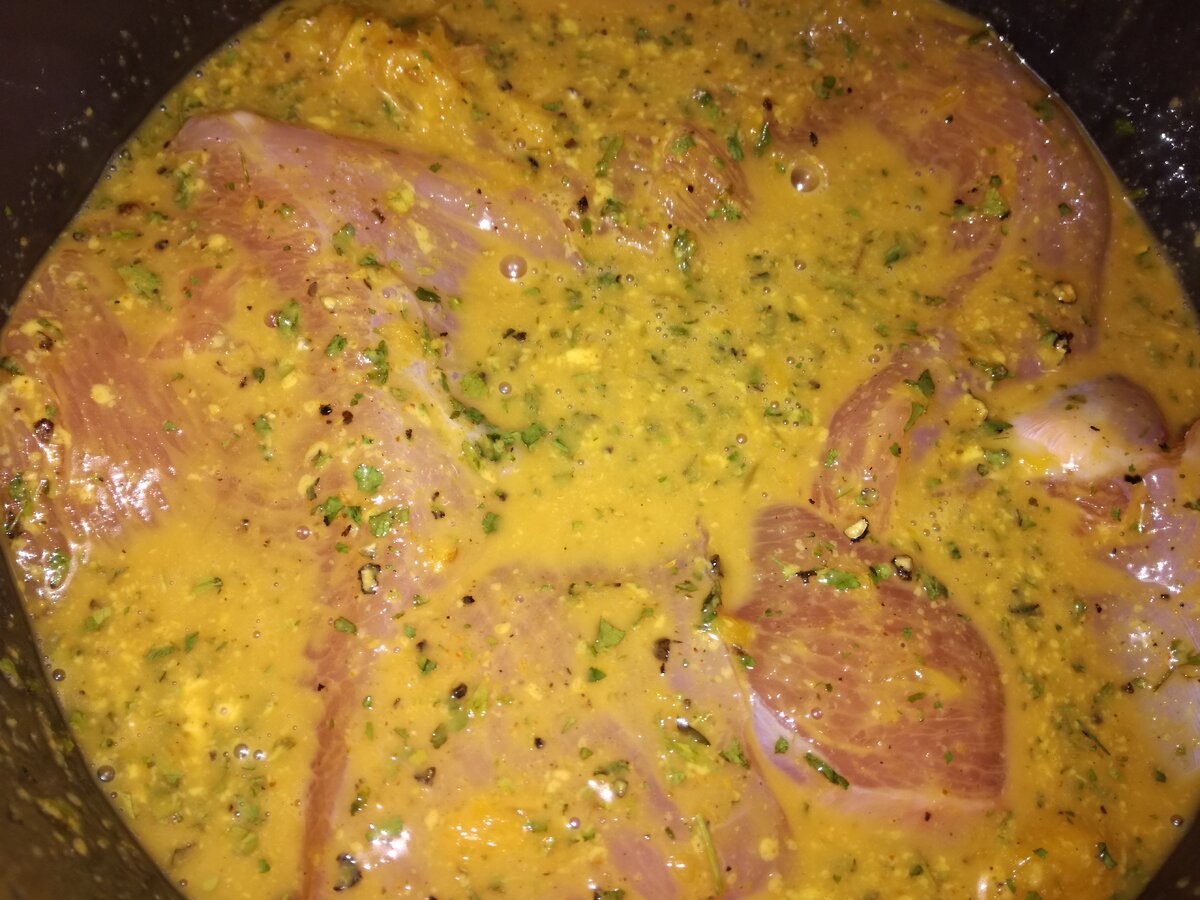 Хочу рассказать вам, как я вчера вкусно замариновал куриное филе в смеси соевого соуса и апельсинового сока.