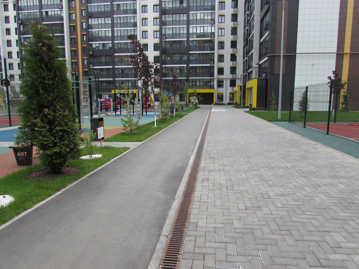 двор новостройки. жк южный берег красноярск. пик брусника дворы. южный берег красноярск дворы. дом без машин.