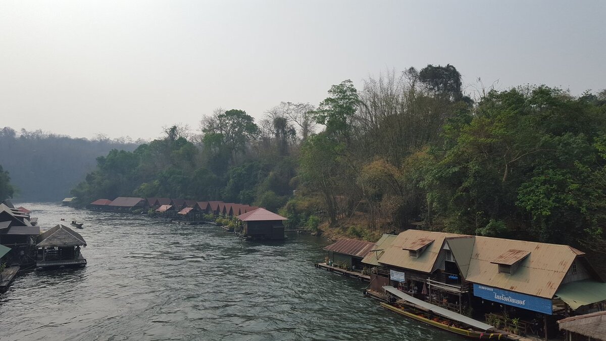 Итак, в 2018 году, как в принципе и год и два года назад самым востребованным местом, с точки зрения экскурсионного интереса, является река Квай, так как где как не тут, можно окунуться с головой в страну улыбок и хоть немного попытаться проникнуться духом провинциального Таиланда.