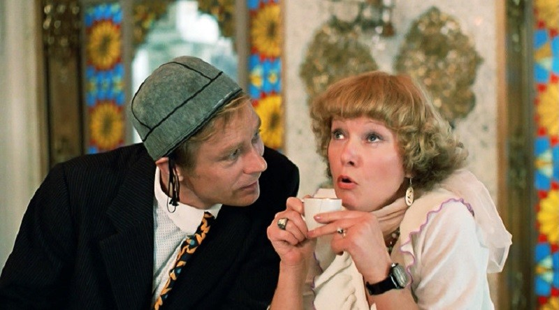 Кадр из фильма  «Любовь и голуби» (1984). Скриншот.