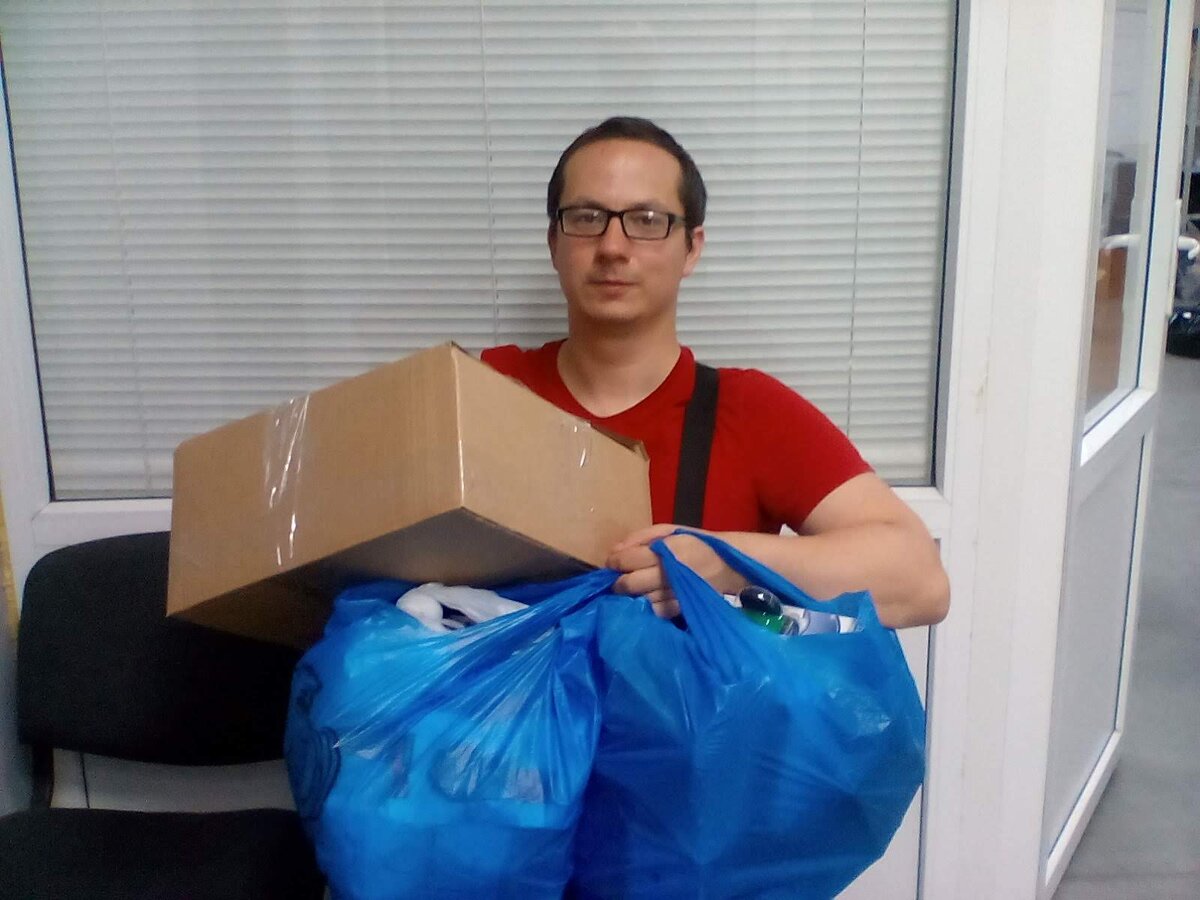 Машины у меня нет, поэтому все приходится возить на себе, на общественном транспорте. Эту гору (там еще сумка, полная няшек, под пакетами), правда, пришлось везти на такси. 