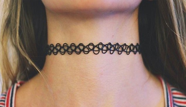 А вот как раз и он - черный чокер. Продавался вместе с браслетом и кольцом