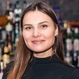 Кто-то добавляет перец горошком, лавровый лист – выбор не ограничен. Главное – не переборщить. Как-то мы с ребятами в нашем баре добавляли в глинтвейн розмарин и китайский копченый чай. Получался очень интересный вкус. Кстати, обратите внимание на сушеную гвоздику. В ней обязательно должны быть соцветия (они круглой формы, и находятся на самом кончике бутона). Если их нет, то вкуса такая гвоздика не даст, - рассказала Дарья Куксина, бармен. 