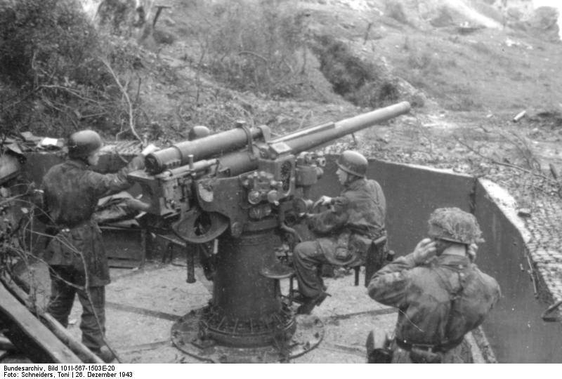 Немецкие зенитки ведут огонь, 1943 г. // Фото: bundesarchive.de