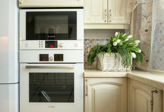 Кухня с фасадами из массива ясеня с бежевой патиной