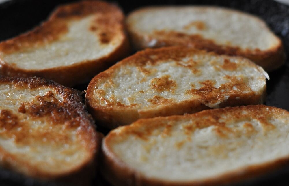 Гренки с чесноком на сковороде из белого. Гренки с сыром. Гренки с сыром на сковороде. Гренки с сыром и чесноком на сковороде. Гренки с яйцом и сыром.