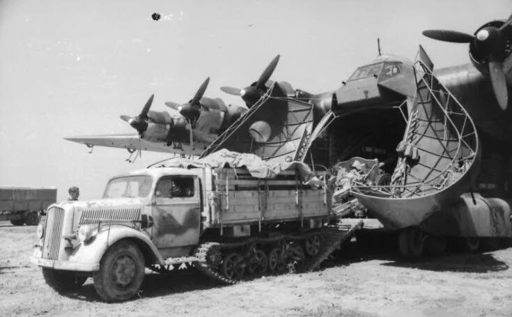 Выступая в качестве основы моторизованного корпуса Вермахта и Ваффен СС, грузовик Opel Blitz участвовал в перевозке практически всего во время Второй мировой войны - от солдат до боеприпасов, от...-2