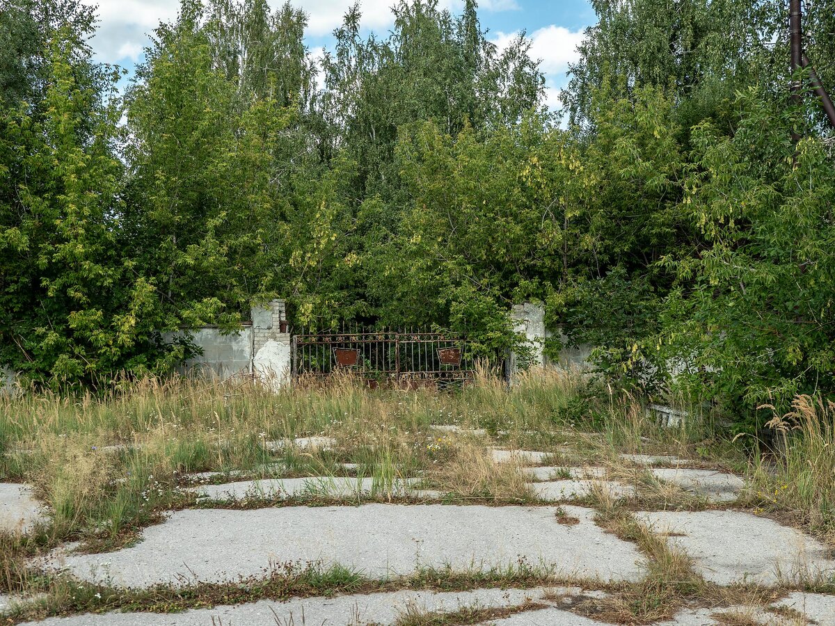 Главные ворота В/Ч 73598. С этими воротами связана целая история, когда водитель караульного ГАЗ-66 Серега Елисеев снес их, получив прозвище "Спиди".