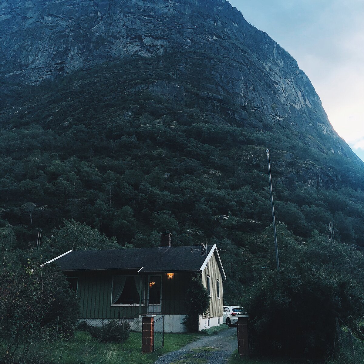 Первая ночёвка в частном домике у подножия горы и горной реки
