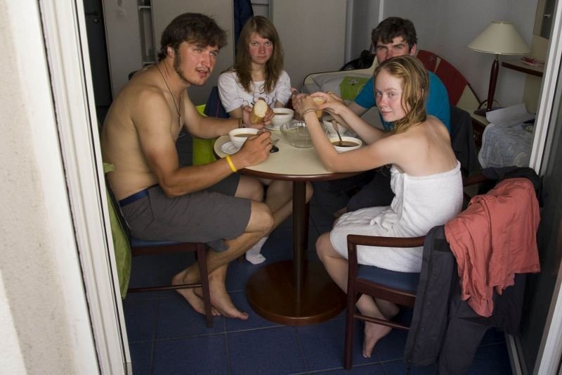 На фото - обед в одном из гостевых домов