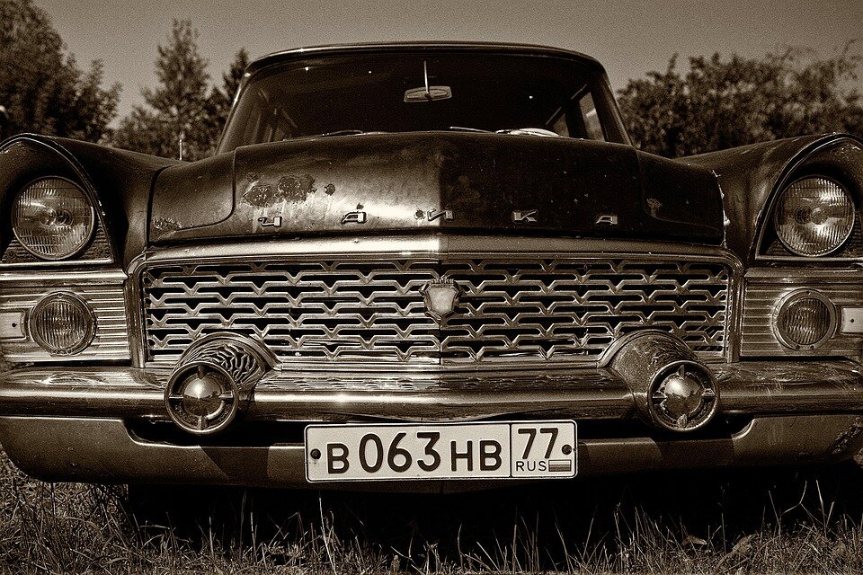  Машина старая, а номера - новые: некоторые буквы алфавита на них отсутствуют...