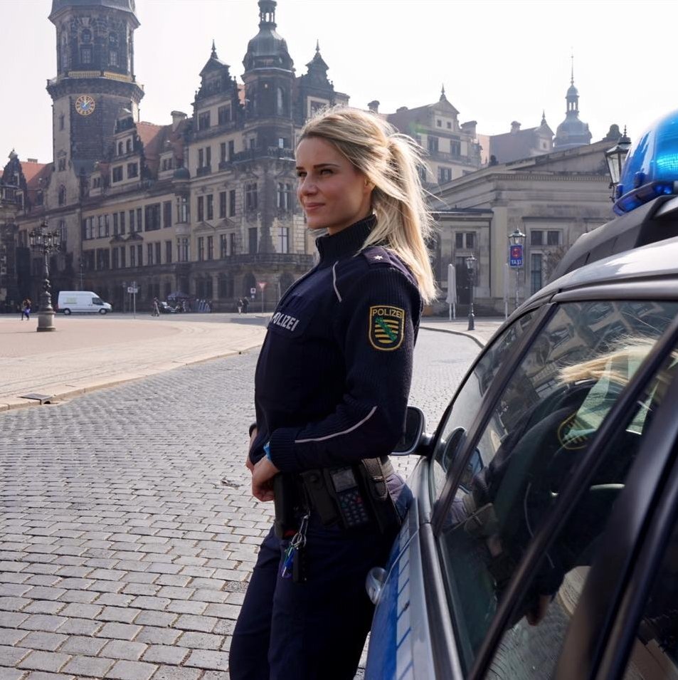 Зачем сидя понимать? Лучше стоя действовать! Они вдохновили в путешествии меня, а я попробую сделать это с Вами. Чешская полиция - отличный пример для подражания