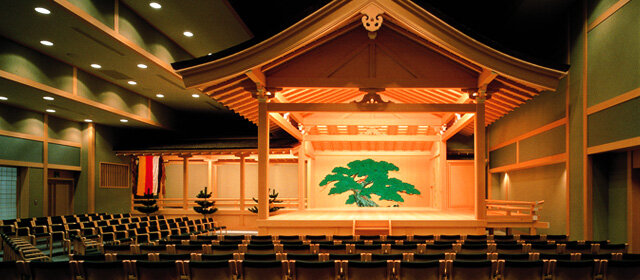 Так выглядит сцена театра. Простая на вид, но на самом деле есть свои хитрости (bunkamura.co.jp) 