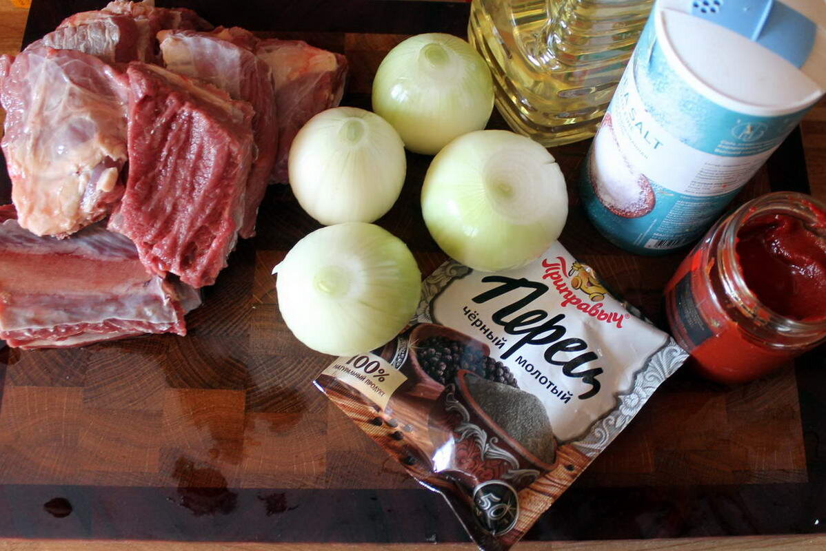 Мясо, лук, соль и перец. И болье ничего не нужно придумывать.