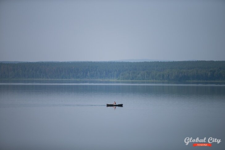  Урал многогранен. Тут и горы, и озера, и бескрайние леса. У нас есть отличная возможность побывать за один день в нескольких настолько непохожих местах, что дух захватывает. Южный Урал — особая тема среди путешественников. Мы проехались по самым видным объектам туркластера «Синегорье» и с радостью расскажем, чем заняться в Челябинской области.