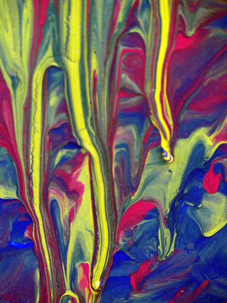 Описанные выше особенности – одна из причин, почему за интровертами закрепилась слава угрюмых, нелюбимых личностей, которые не умеют веселиться. Ведь получается, что они тратят энергию в тех ситуациях, которые с обобщенно-общественной точки зрения ассоциируются с отдыхом и расслаблением (например, шумные вечеринки и иные массовые мероприятия). Усиливает такое впечатление то, что интровертам проще работать в одиночку, а не в команде, тогда как эта их особенность часто не учитывается ни на работе, ни тем более в школах или вузах. Из-за этого интроверты могут оказываться на «отшибе» класса, держаться в стороне от коллектива. Все это приводит к тому, что в глазах некоторых значение слов «интроверт» и «социопат» сближаются, хотя на самом деле это совершенно не так.