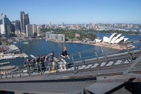 Гарри и группа спортсменов поднимаются на мост Харбор, чтобы водрузить флаг Игр непокоренных