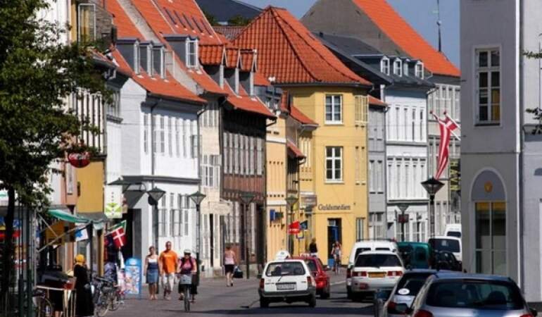 Дания имеет самую короткую рабочую неделю среди всех государств, которые попали в наш список, – только 39 часов.Но, в сравнении с другими странами, она «отстает» по таким показателям, как «уход за детьми и его доступность».