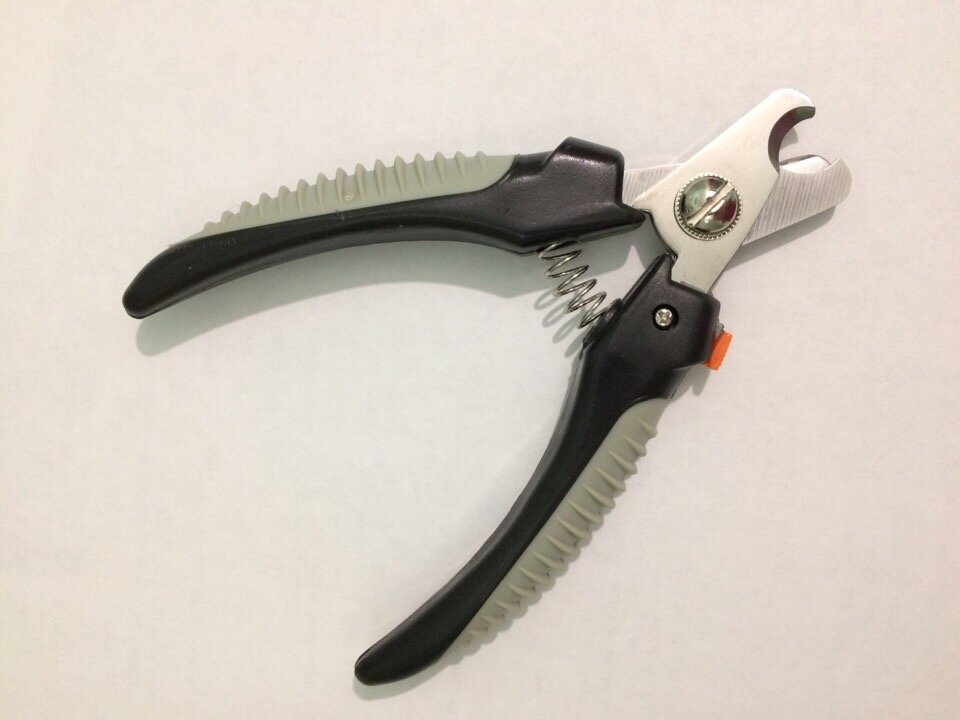 Вот так выглядит наш инструмент (еще очень удобно то, что на одном из лезвий есть специальный фиксатор длины отрезаемого когтя. Больше не отрежешь точно!)