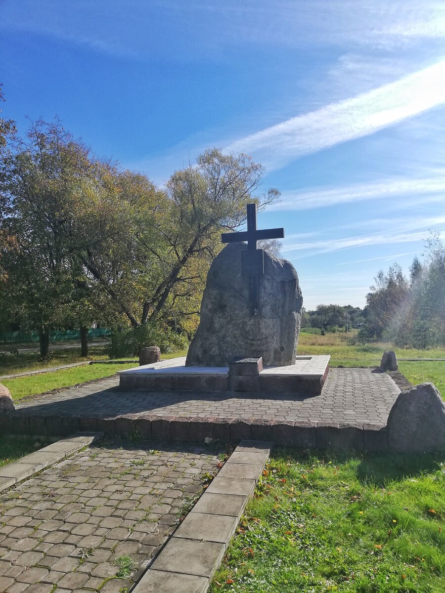 Деревня Белая.  Памятник жертвам 1-й и 2-й мировых войн