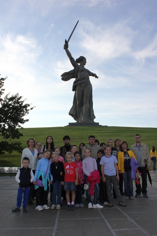 фото с сайта - http://volgou.ru/index.php/mediateka/foto/158-uchashchiesya-shkoly-kolosok-na-mamaevom-kurgane