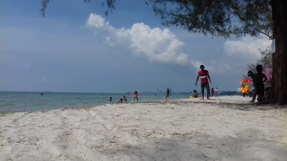 Пляж Отрес в городе Сиануквиль. Фото автора.