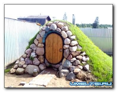  
По заказу тёщи зять приступил к сооружению погреба на загородном участке, чтобы хранить собранный урожай, соленья и закрутки.

Так получилось отдельное помещение для запасов продуктов.
